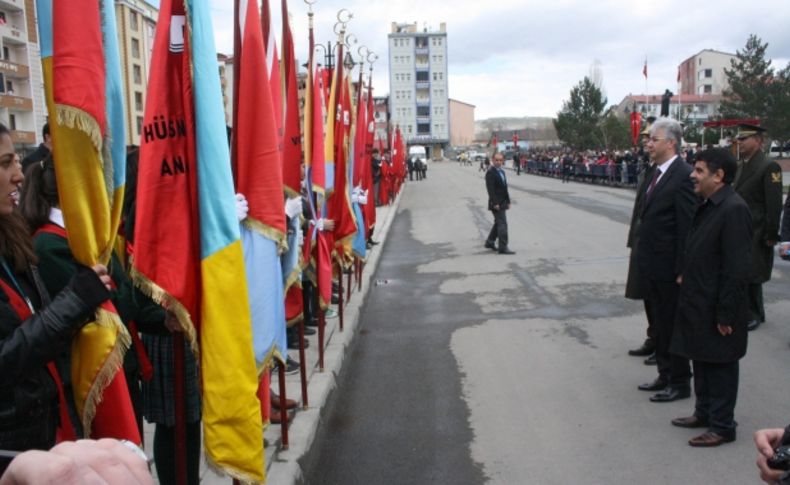 Kars'ta 23 Nisan soğuk havada kutlandı