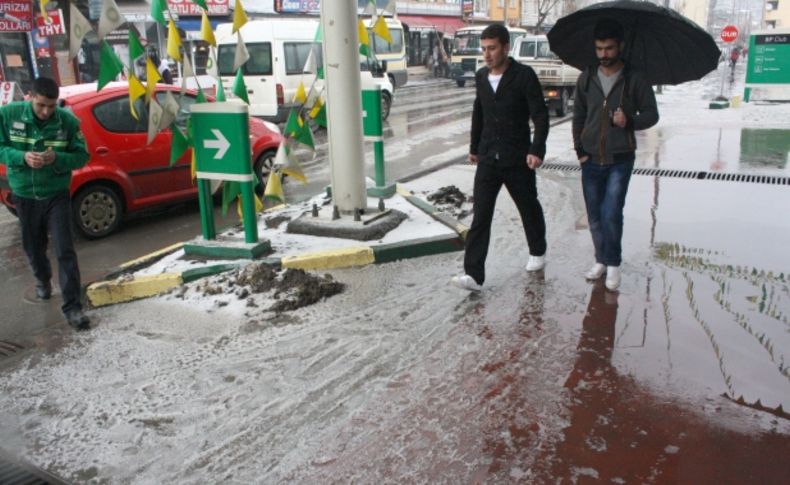 Kars’ta kar gibi dolu yağdı