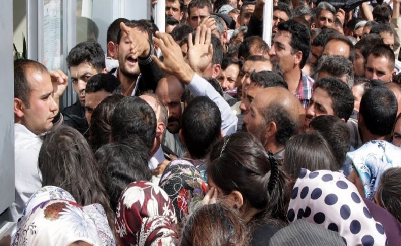 Kars'ta yüzlerce vatandaş, İŞKUR önünde iş başvurusu için bekledi