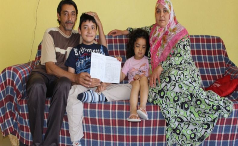 Kas hastası olan Abdullah, karnesini almaya tekerlekli sandalye ile gitti