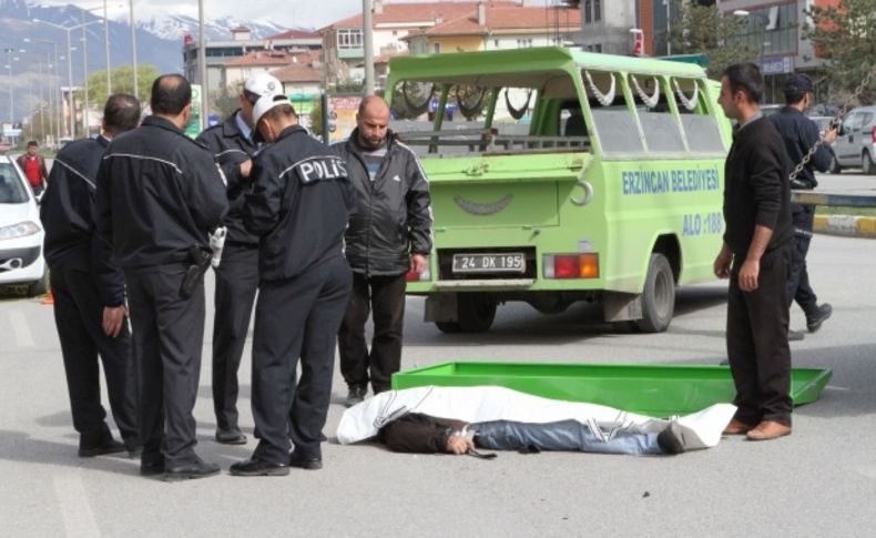 Kasksız motosiklet sürücüsü kazada hayatını kaybetti