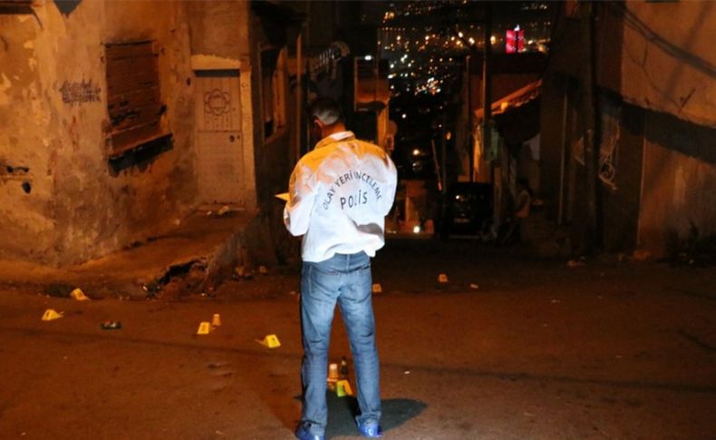 İzmir'de iki grup arasında çıkan silahlı kavgada 3 kişi yaralandı