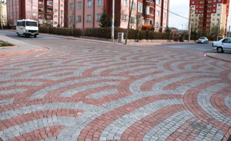 Kavşaklara hız kesici ve antik taşlı düzenleme yapılıyor