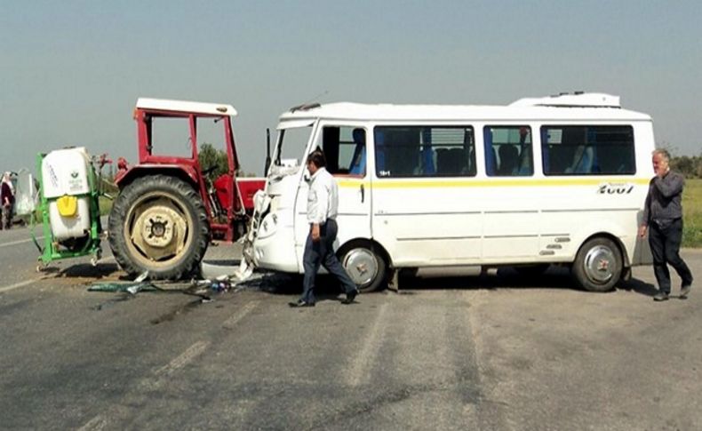 Kavşakta traktör ile öğrenci servisi çarpıştı: 21'i öğrenci 24 yaralı