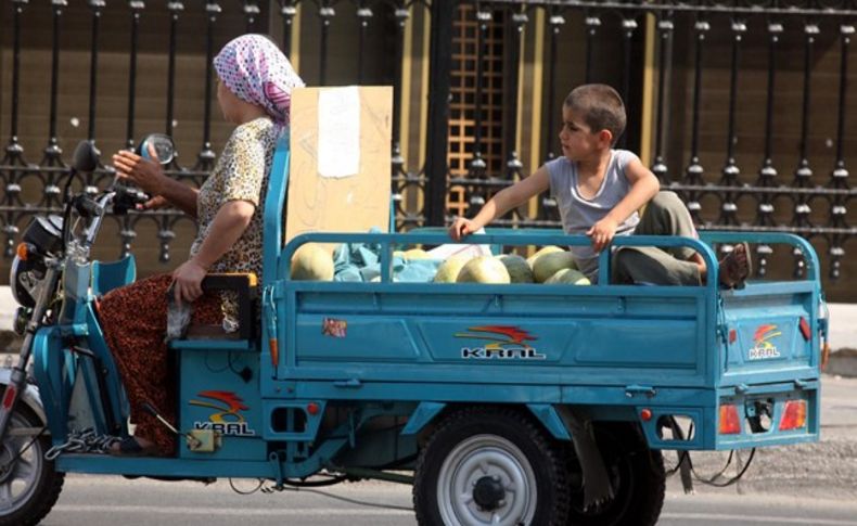 İzmir'in göbeğinde kavunlar arasında tehlikeli yolculuk