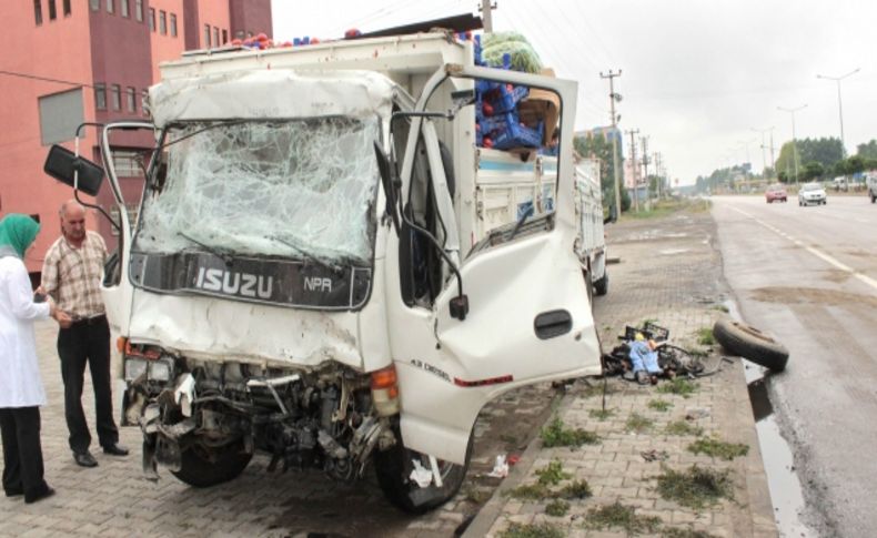 Kaygan yolda duramayan sürücüler kazaya sebep oldu