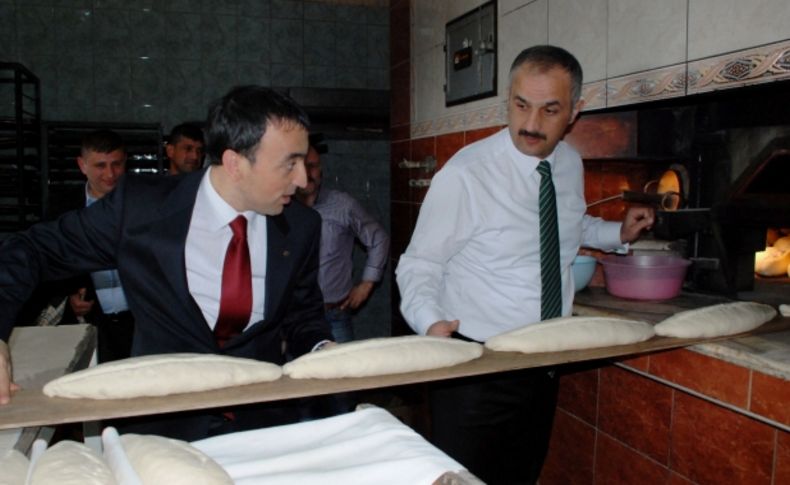 Kaymakam ve belediye başkanı israfa dikkat çekmek için ekmek pişirdi