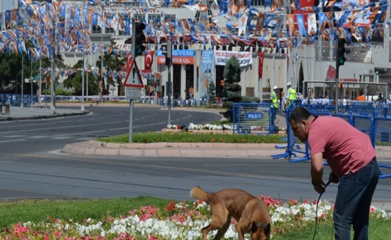 Kayseri’de miting alanında polis, köpeklerle arama yaptı