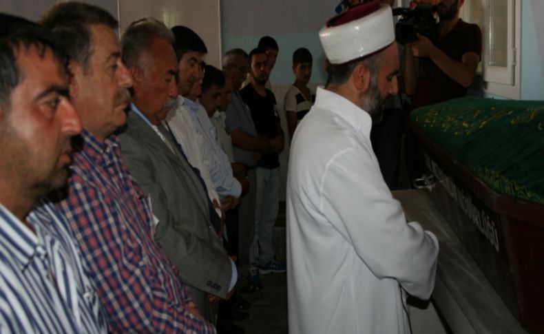 Kaza yapan çöp kamyonunda ölen temizlik işçileri toprağa veriliyor