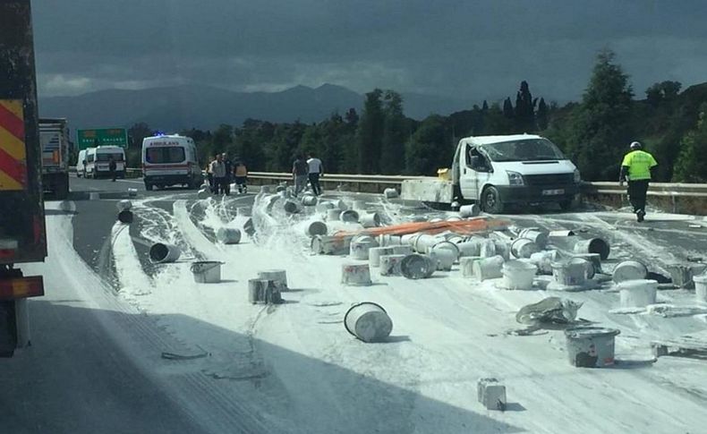 Kazada kamyonetten savrulan boyalar, yola döküldü