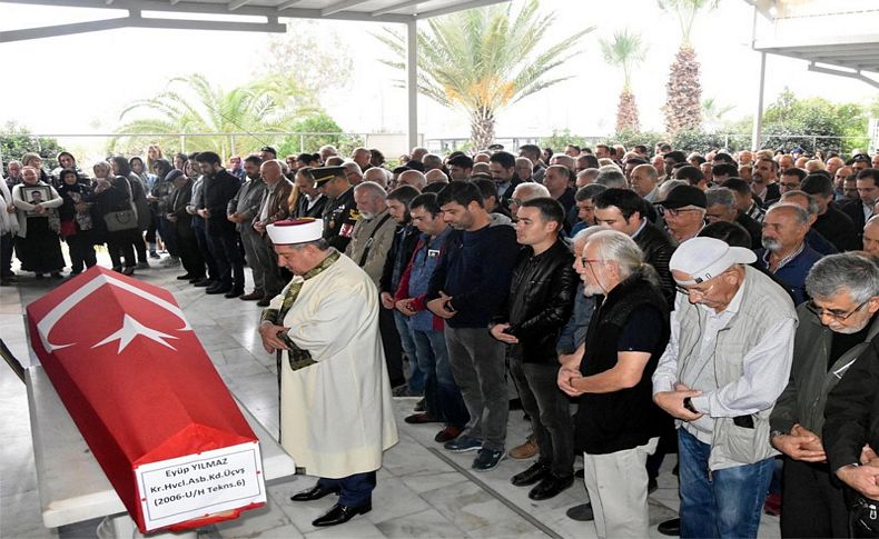 Kazada ölen astsubayın cenazesi İzmir'de toprağa verildi