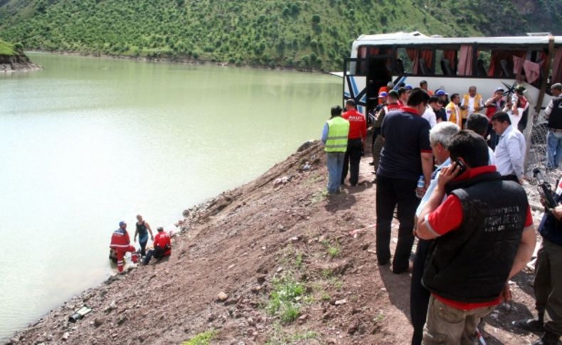 Kazadan sağ kurtulan anneler, çocuklarını bulmak için girdiği gölden çıkamadı