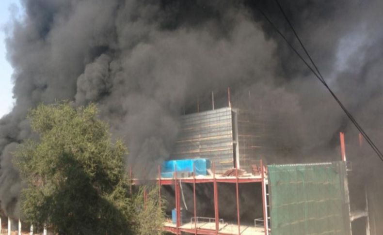 Kazakistan’da bir alış-veriş merkezi inşaatında çıkan yangın korkuttu