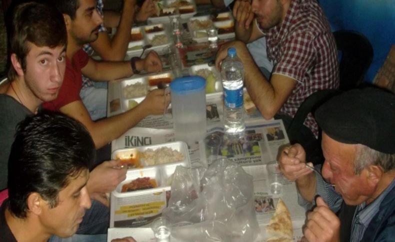 Keçiborlu'da iftar çadırına öğrenciler büyük ilgi gösteriyor