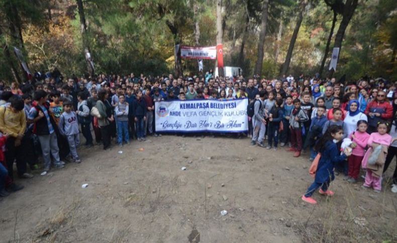 Kemalpaşa'da 15 Temmuz şehitleri için yürüdüler