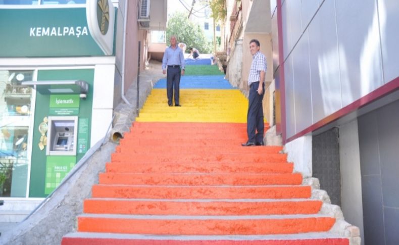 Kemalpaşa'da da merdivenler renkleniyor