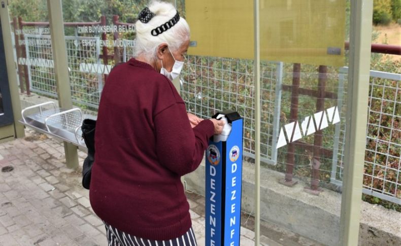 Kemapaşa Belediyesi’nden okullara ve duraklara dezenfektan standı