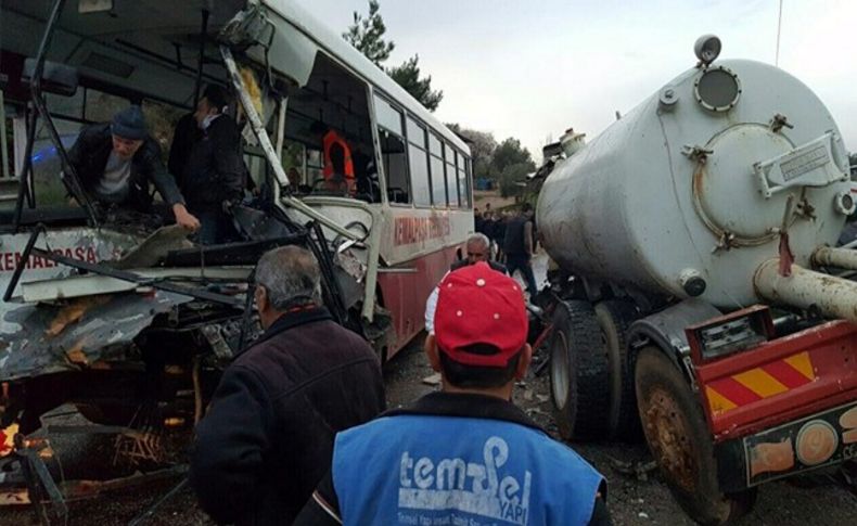 Kemalpaşa'da belediye servis otobüsü vidanjörle çarpıştı