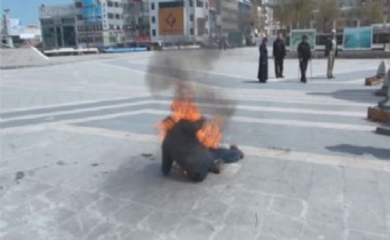 Geçim sıkıntısından valilik önününde kendini yaktı!