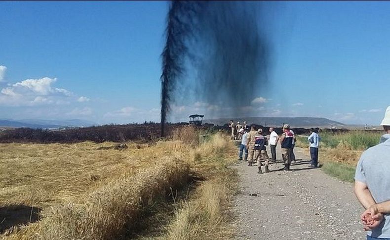 Kepçenin çarptığı boru hattından petrol fışkırıyor