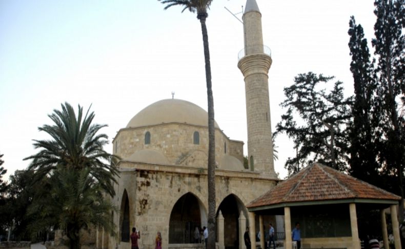 Kıbrıslılar Kadir Gecesi'ni Akdeniz'in nuru Hala Sultan'da ihya etti
