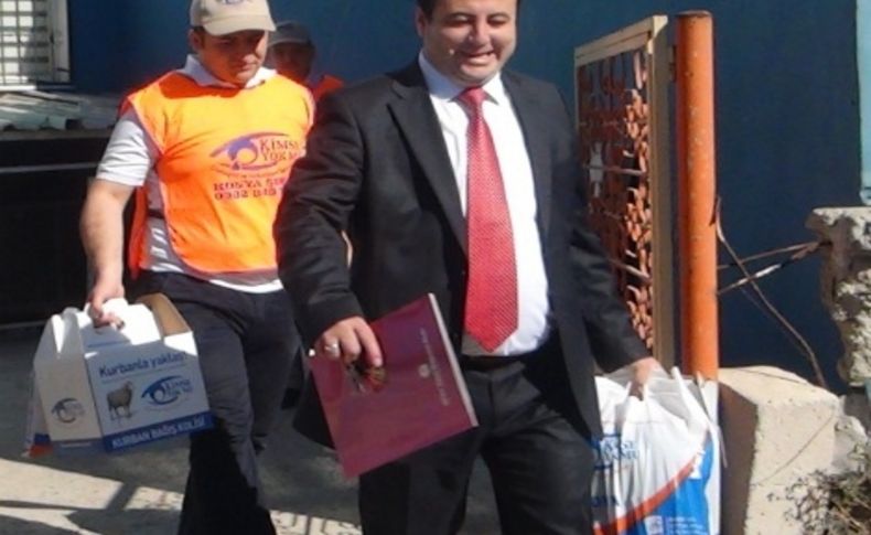 Kimse Yok mu 25 aileye hem yardım etti hem bayramlaştı