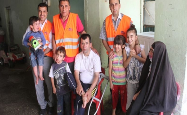 Kimse Yok Mu’yu karşılarında gören fakir aileler gözyaşlarına hakim olamadı