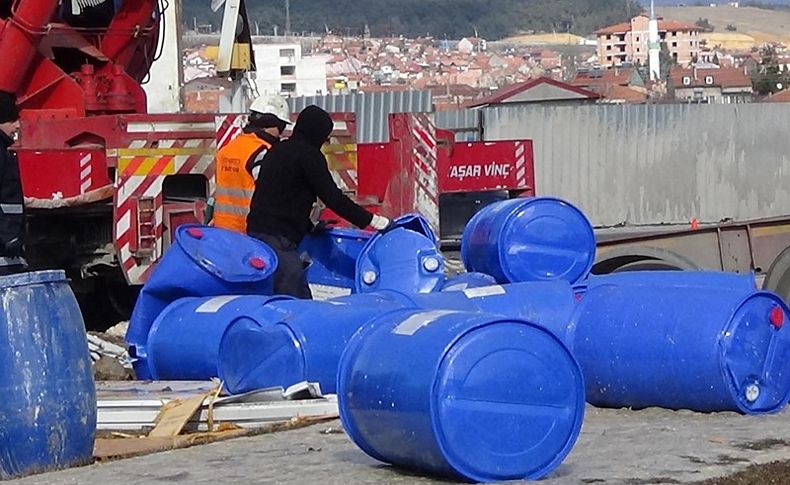 Kimyasal madde yüklü TIR'a tren çarptı