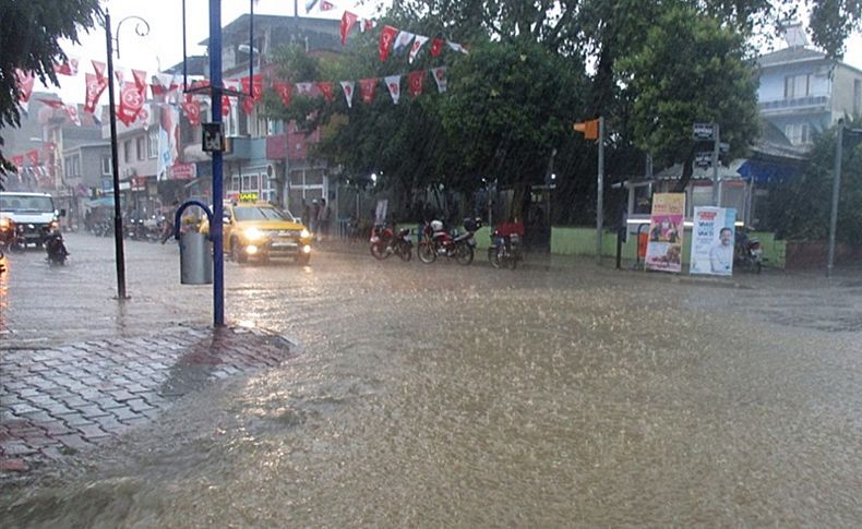 Sağanak yağış Kiraz'da hayatı felç etti