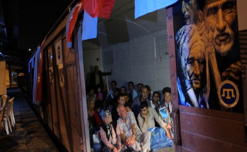Kırım Türkleri, atalarının acılarını hatırlamak için tren vagonlarında sabahladı