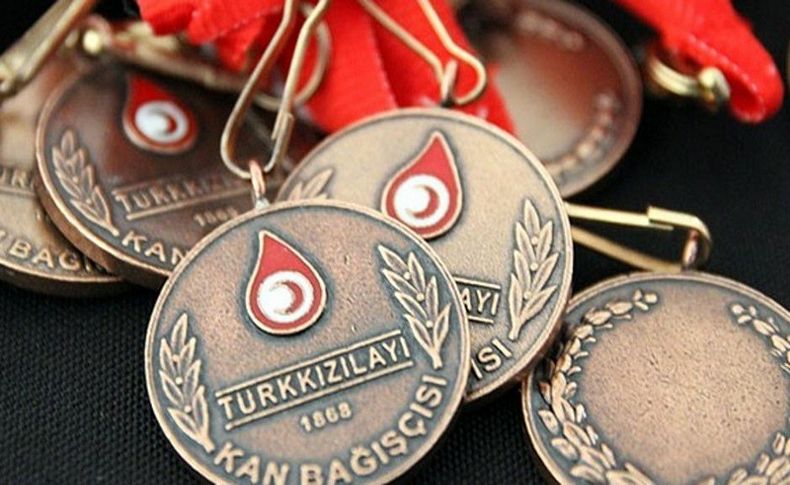 Kızılay düzenli kan bağışçılarına madalya taktı