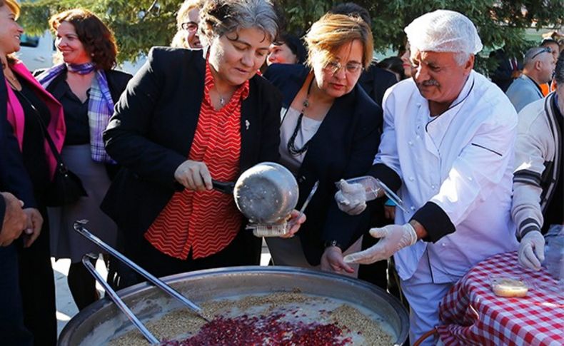 Konak'ta aşure kazanı barış için kaynadı