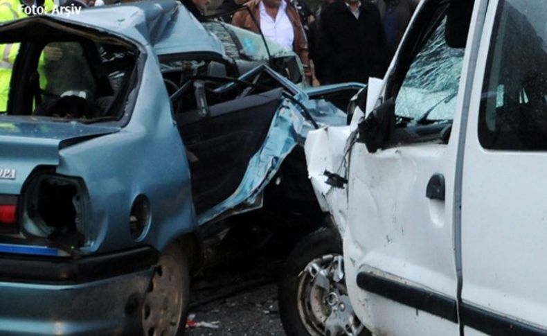 İzmir'de zincirleme kazada 2 kişi öldü, 7 kişi yaralandı