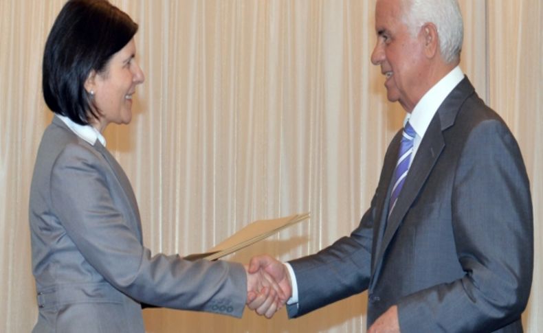 KKTC'nin ilk kadın Başbakanı Siber, yeni kabineyi Eroğlu'na sundu