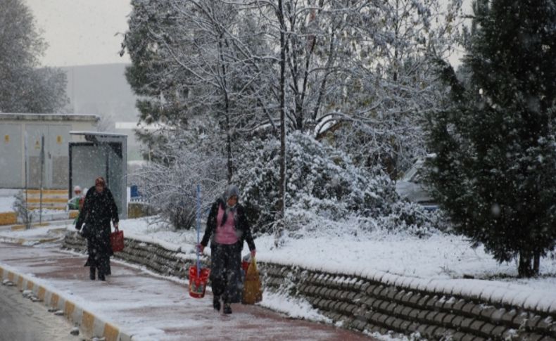 Kocaeli'nde kar yağışı aralıklarla etkili oluyor