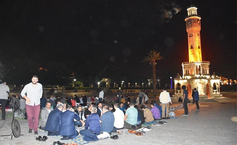 Konak Meydanı'nda boyozlu, gevrekli sahur