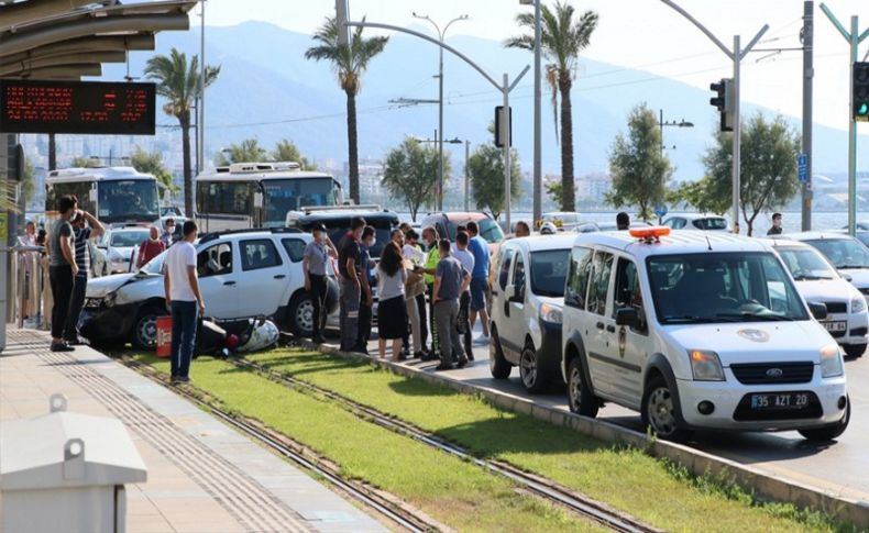 Konak'ta 3 aracın karıştığı kazada 1 kişi yaralandı