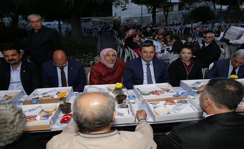 Konak'ta ilk Ramazan sofrası kuruldu