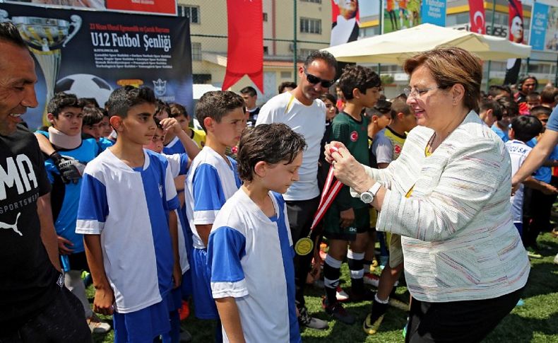 Konak’ta miniklerden futbol şenliği