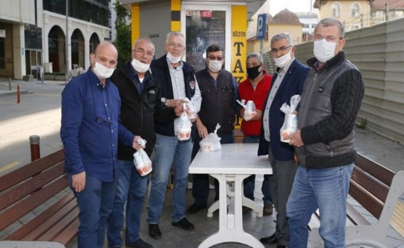 Konak’tan taksicilere iftarda tavuk pilav