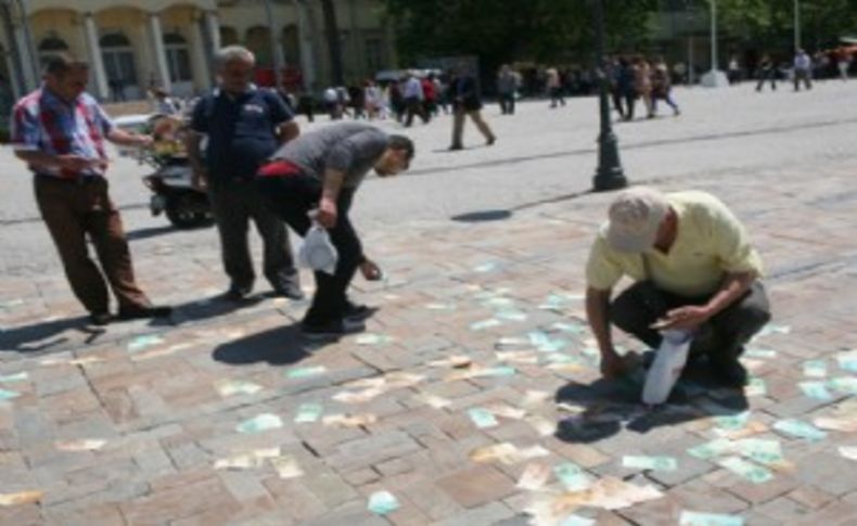 Konak Meydanı'nda sahte euro'larla sevgisili için şov yaptı