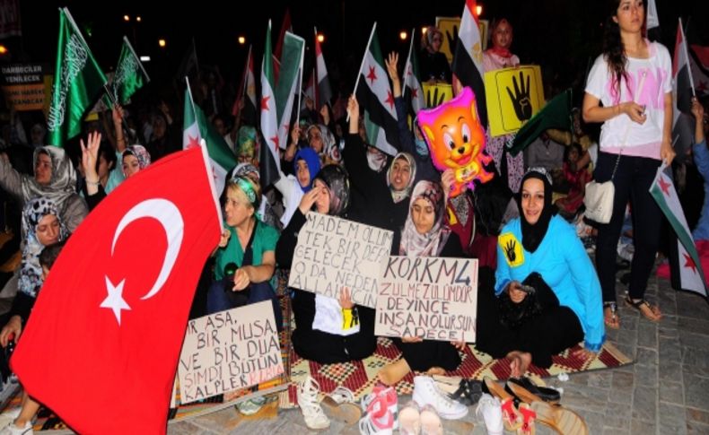 Konak Meydanı'nda Mısır ve Suriye protestosu