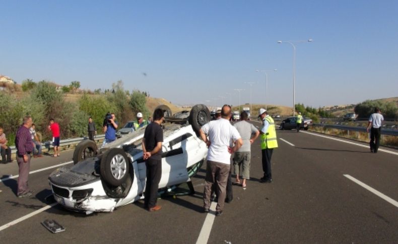 Kontrolden çıkan otomobil bariyerlere çarpıp takla attı: 8 yaralı