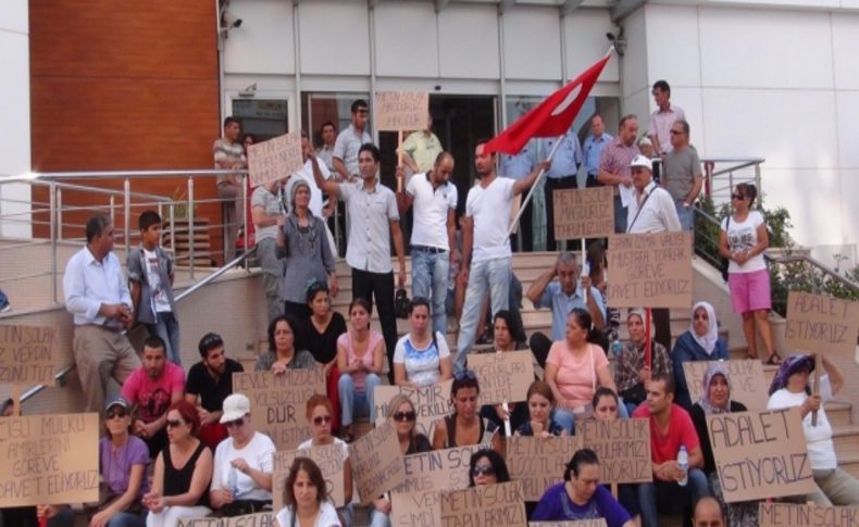 Kooperatif mağdurları belediye önünde oturma eylemi yaptı