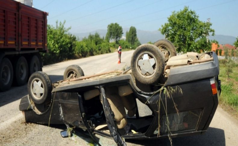 Köpeğe çarpmamak için takla atan araçta kopan parmak hastaneye yetiştirildi