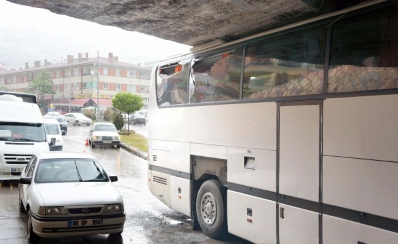 Köprü altında sıkışan otobüs, güçlükle çıkarıldı