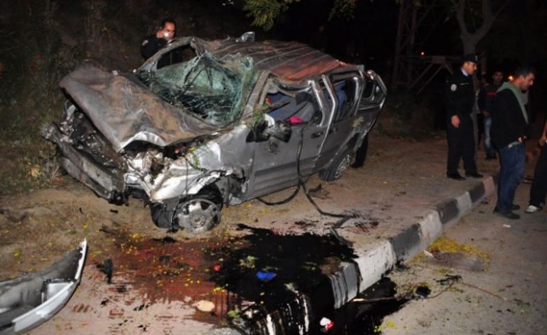 Köprü korkuluğuna çarpan araç alt yola uçtu: 1 ölü, 2 yaralı