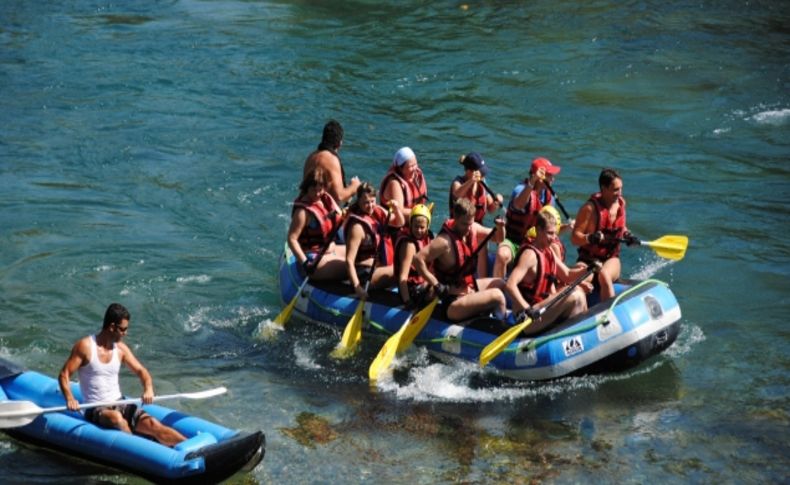 Köprülü Kanyon'da raftingcilerin yüzünü yerli ve Avrupalı turistler güldürdü