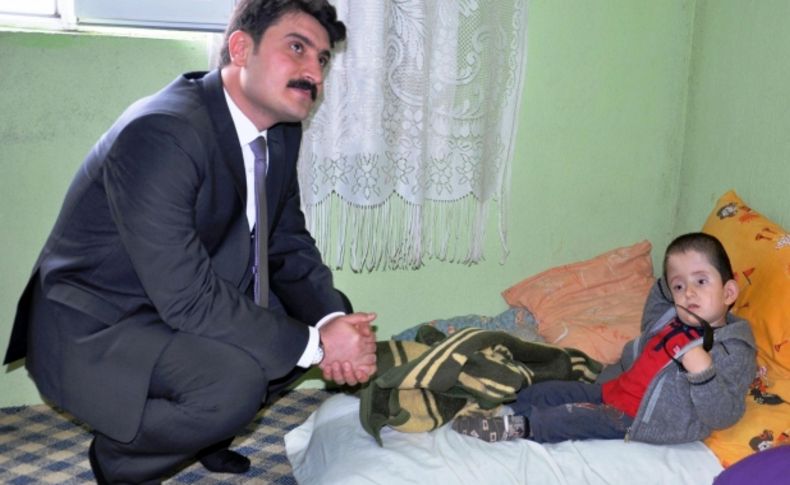 Korkut Kaymakamı engelli ve yatalak hastası olan aileleri ziyaret etti