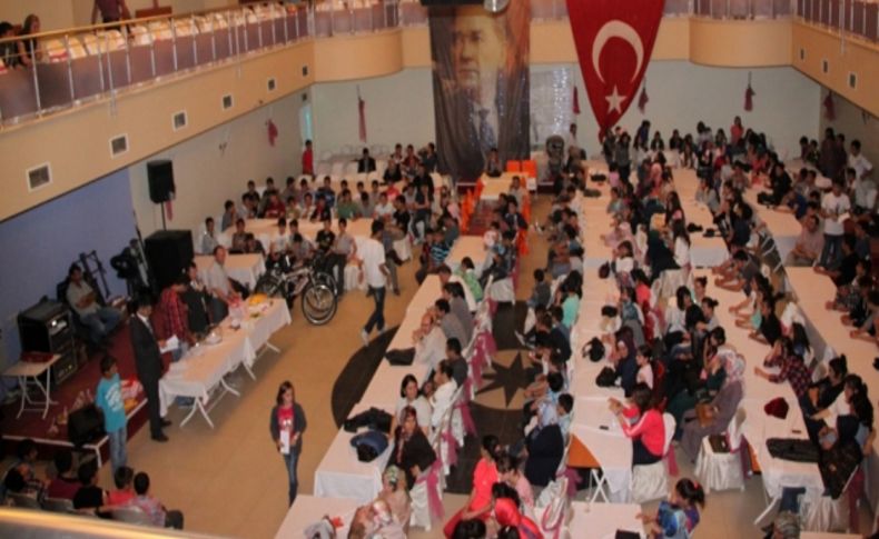 Korkuteli Körfez Dershanesi erken kayıt yaptıran öğrencileri ödüllendirdi